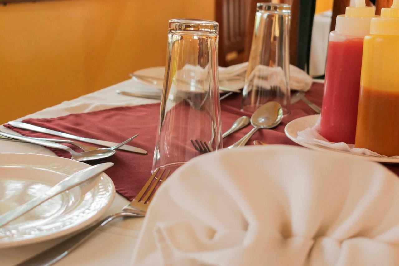Rwenzori International Hotel カセセ エクステリア 写真