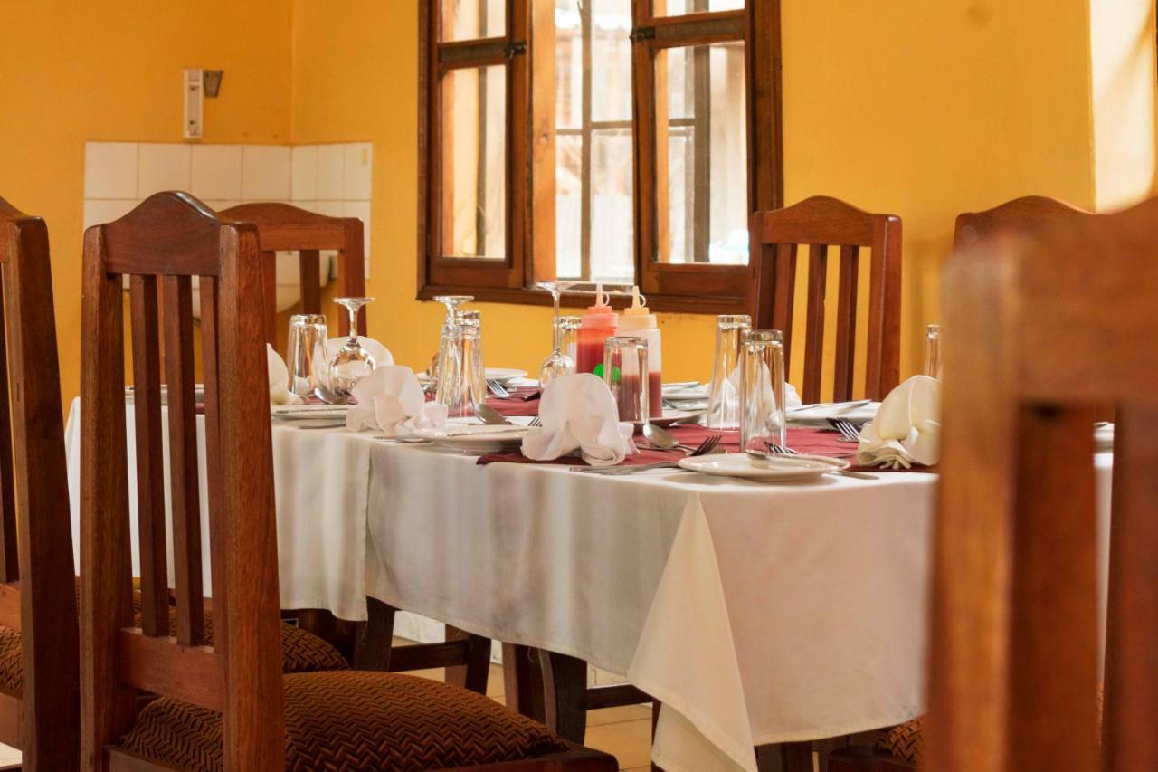 Rwenzori International Hotel カセセ エクステリア 写真